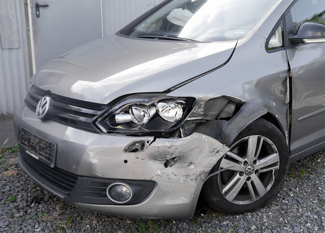 VW mit Frontschaden nach Unfall